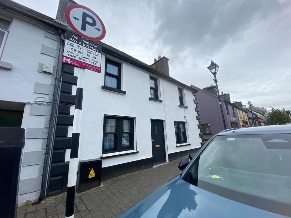 Great house for 5, towncentre near Carrowbeg River House in Westport