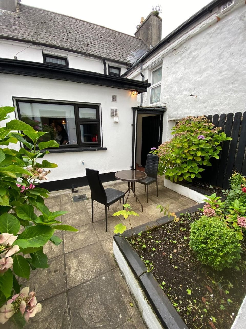 Great house for 5, towncentre near Carrowbeg River House in Westport