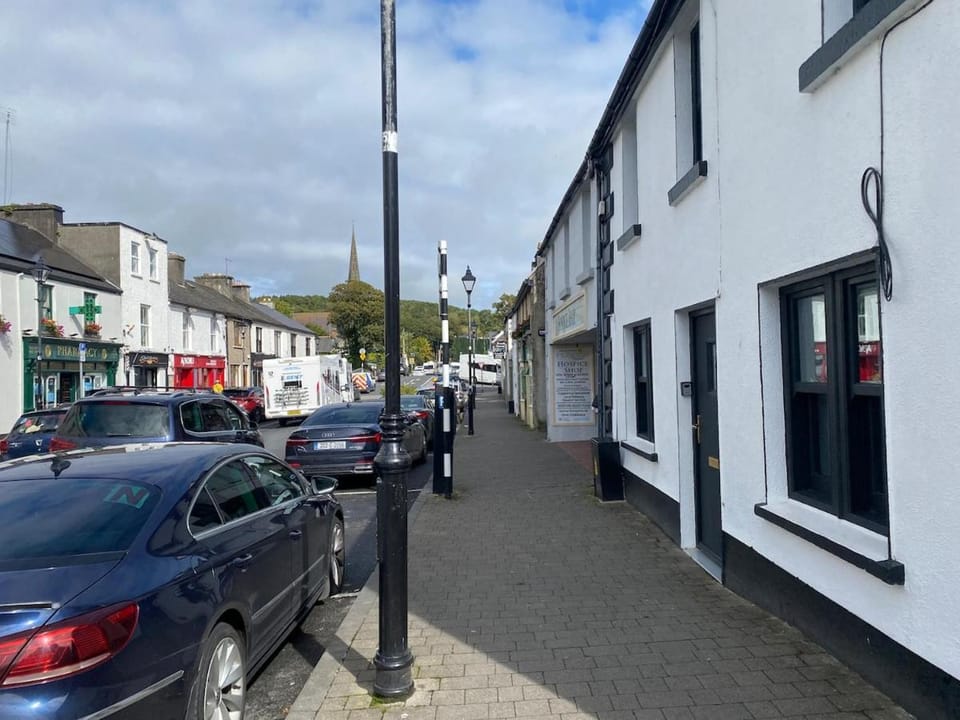 Great house for 5, towncentre near Carrowbeg River House in Westport