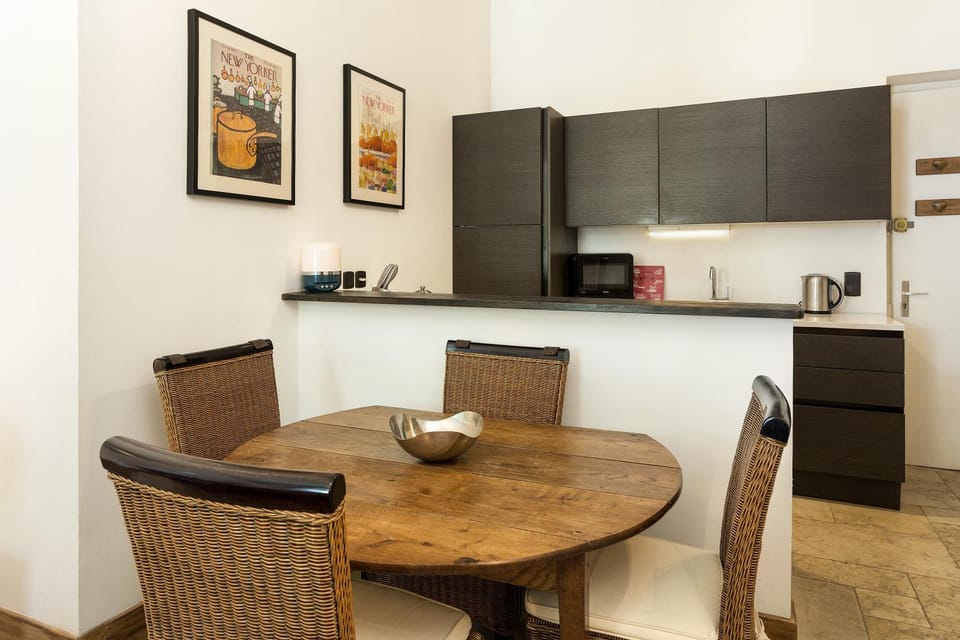 Kitchen or kitchenette, Dining area