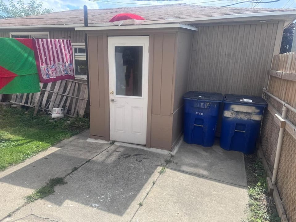 Hamtramck Near DT Det 2BR 1BA Kitchen, Living Space Apartment in Hamtramck