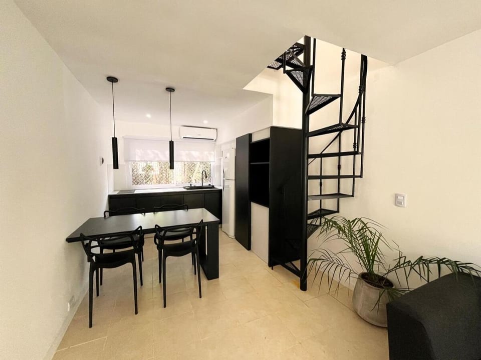 Kitchen or kitchenette, Seating area, Dining area