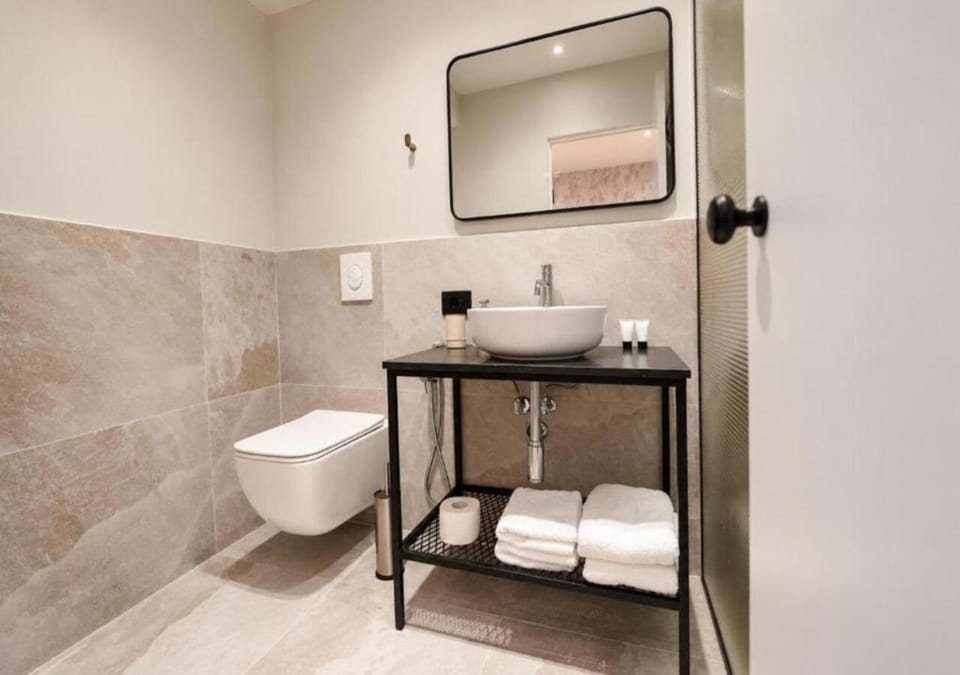 Toilet, Bathroom, towels