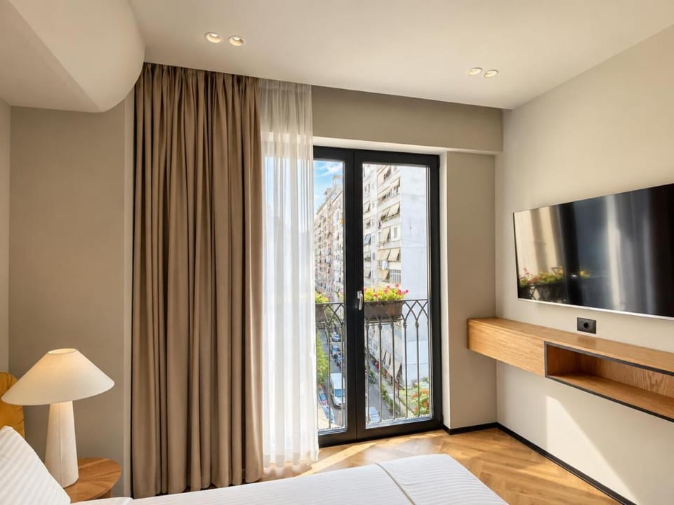 Bed, TV and multimedia, Photo of the whole room, Bedroom