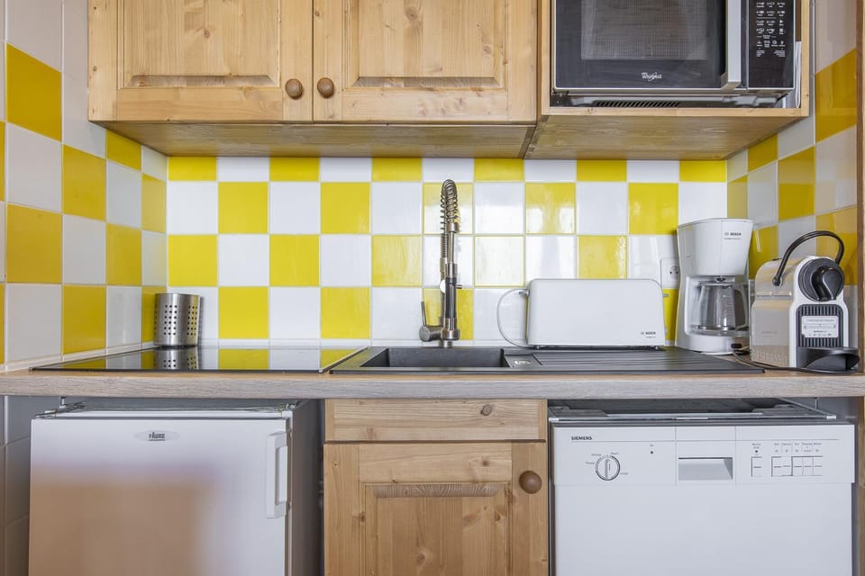 Coffee/tea facilities, Kitchen or kitchenette, dishwasher, stove, toaster