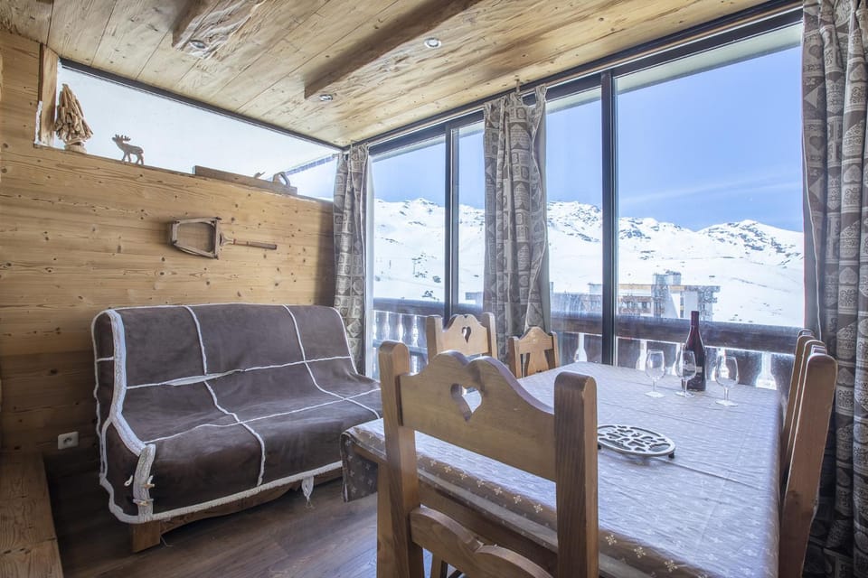 Seating area, Dining area, Mountain view