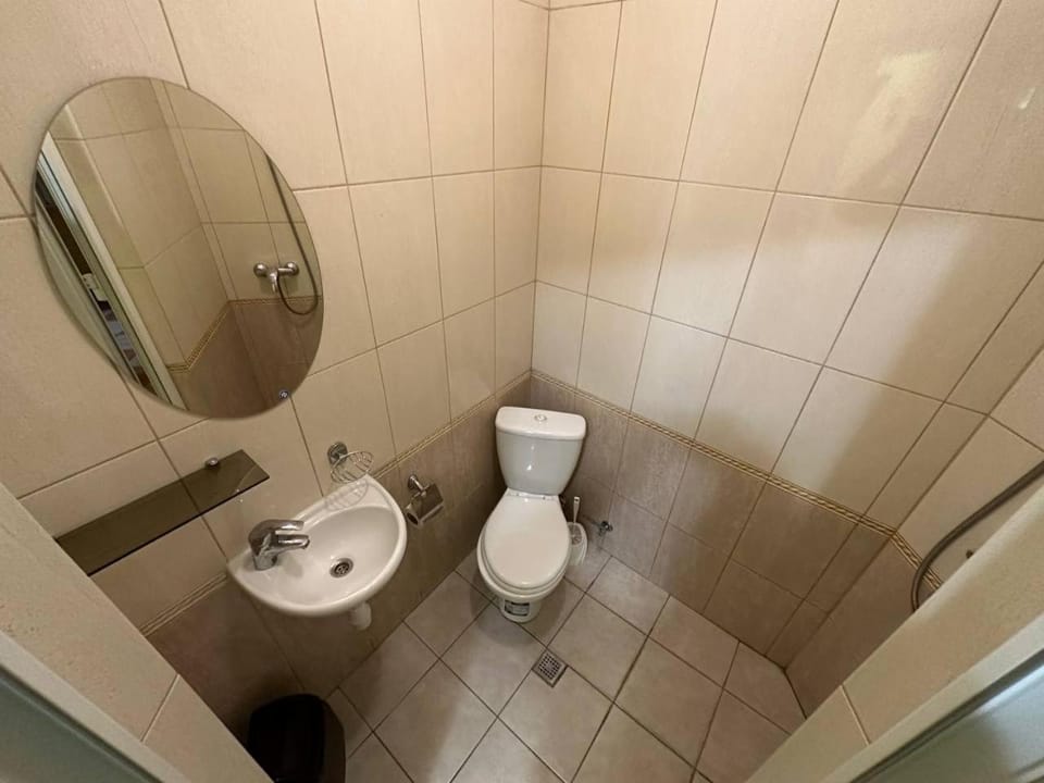 Shower, Toilet