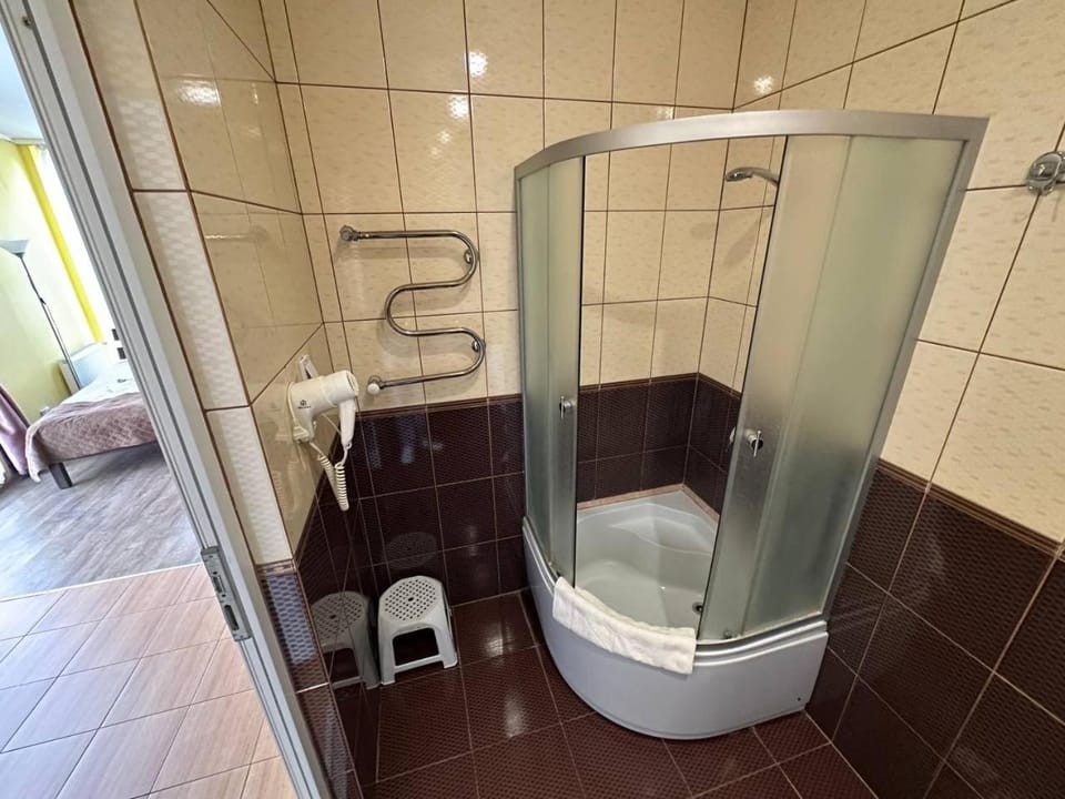 Shower, Toilet