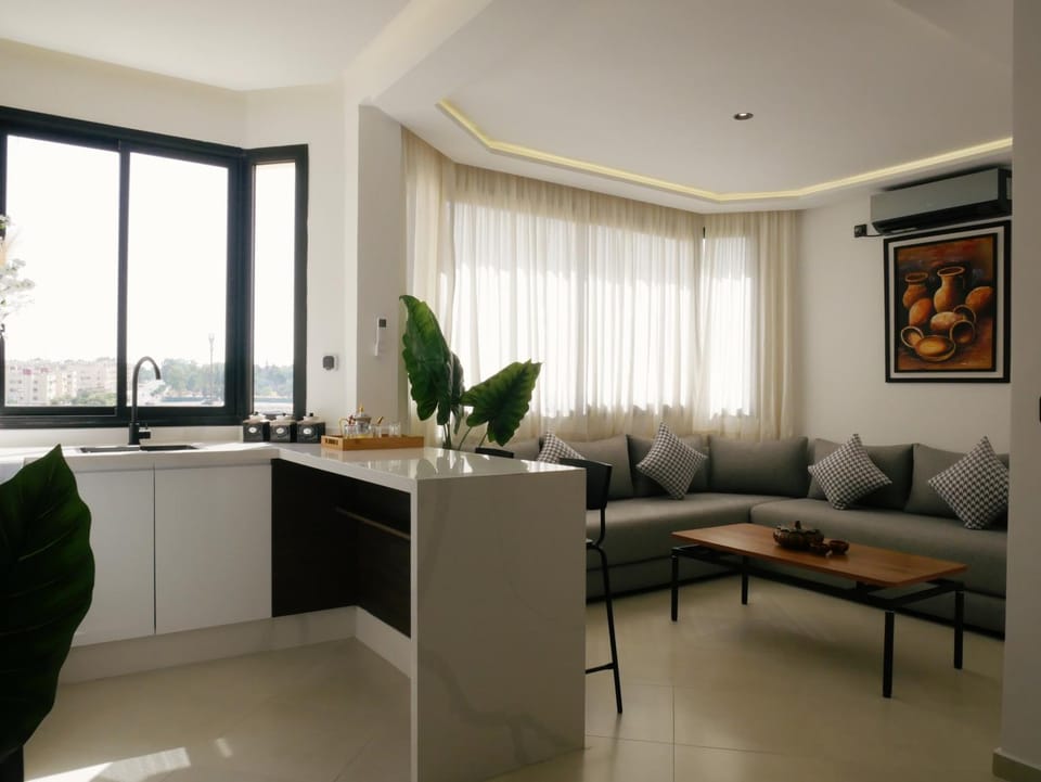 Kitchen or kitchenette, Living room, Seating area, Dining area