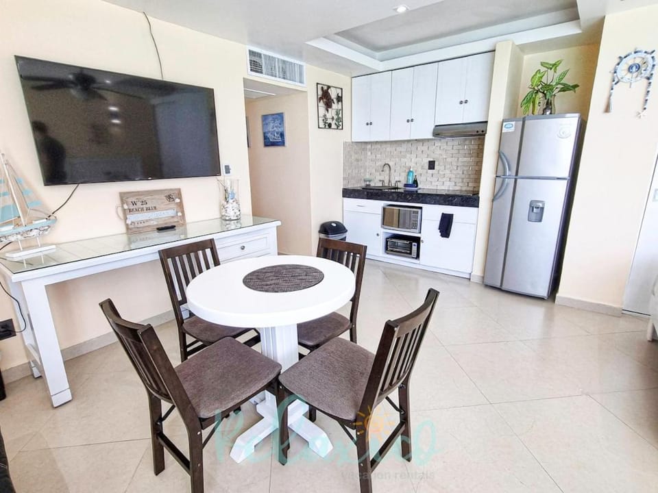 Kitchen or kitchenette, Dining area, pet friendly