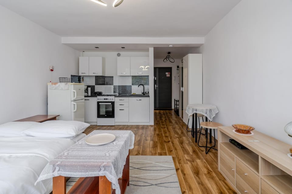 Bed, Kitchen or kitchenette, Photo of the whole room, Dining area, Bedroom, stove, toaster