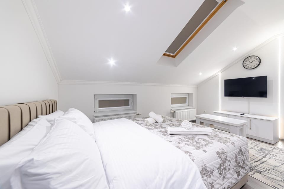Bed, TV and multimedia, Photo of the whole room, Bedroom