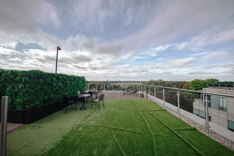Luxurious Kew Bridge Flat with Gym & Balcony, Sleeps 5 Apartment in Brentford