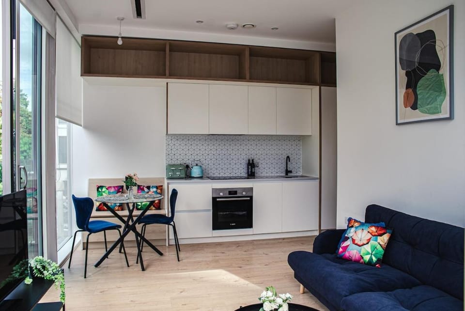 Luxurious Kew Bridge Flat with Gym & Balcony, Sleeps 5 Apartment in Brentford
