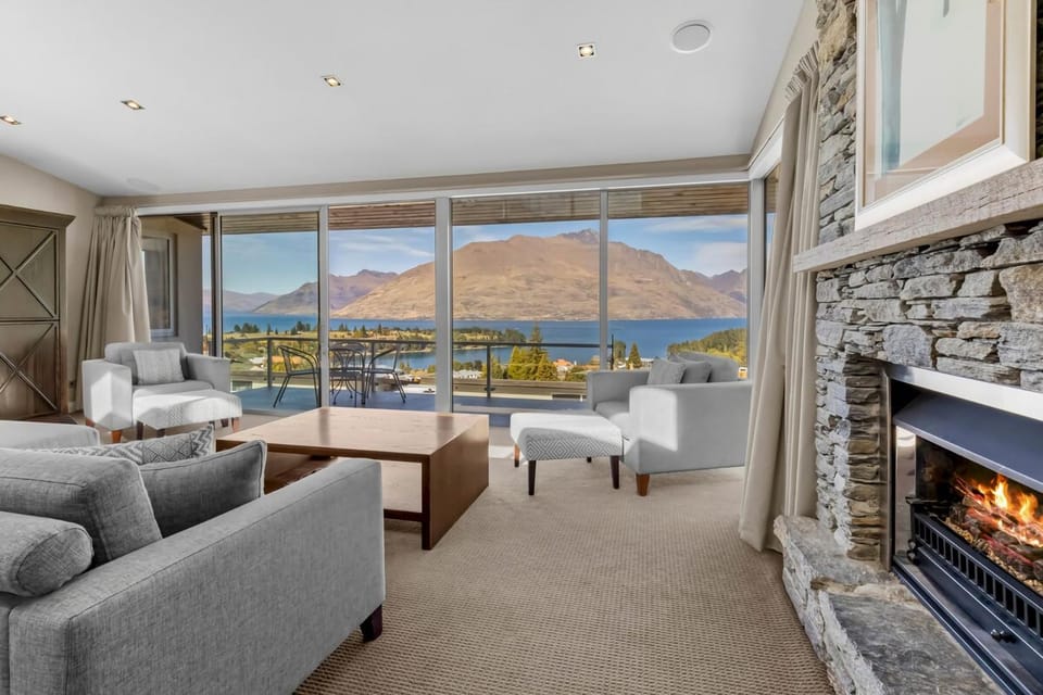 Remarkable Location Queenstown Villa in Queenstown