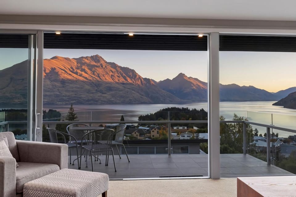 Remarkable Location Queenstown Villa in Queenstown