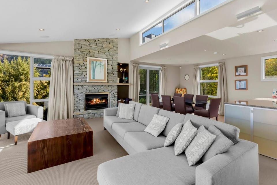 Remarkable Location Queenstown Villa in Queenstown