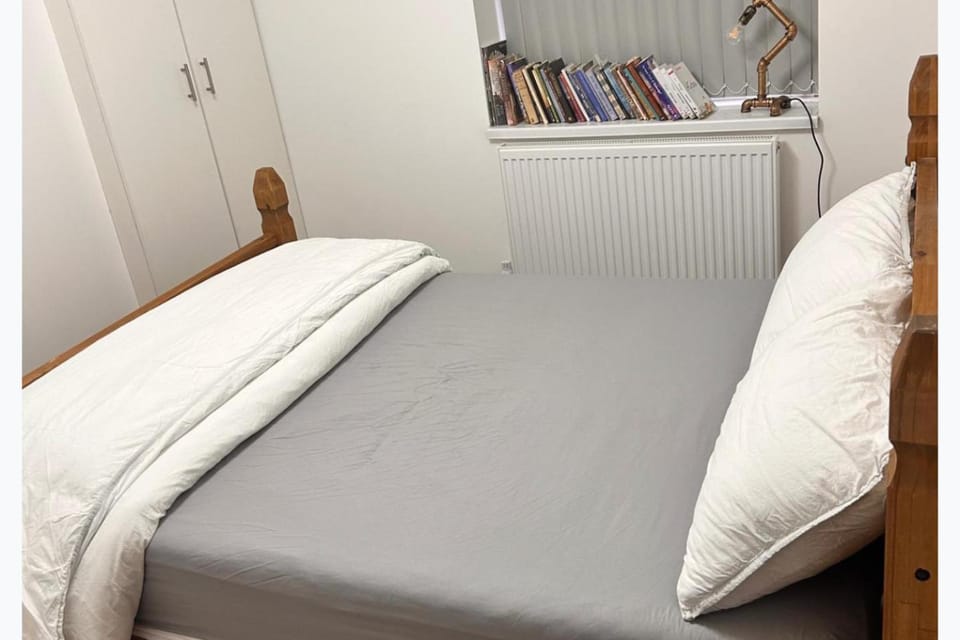 Bed, Photo of the whole room, Bedroom, internet