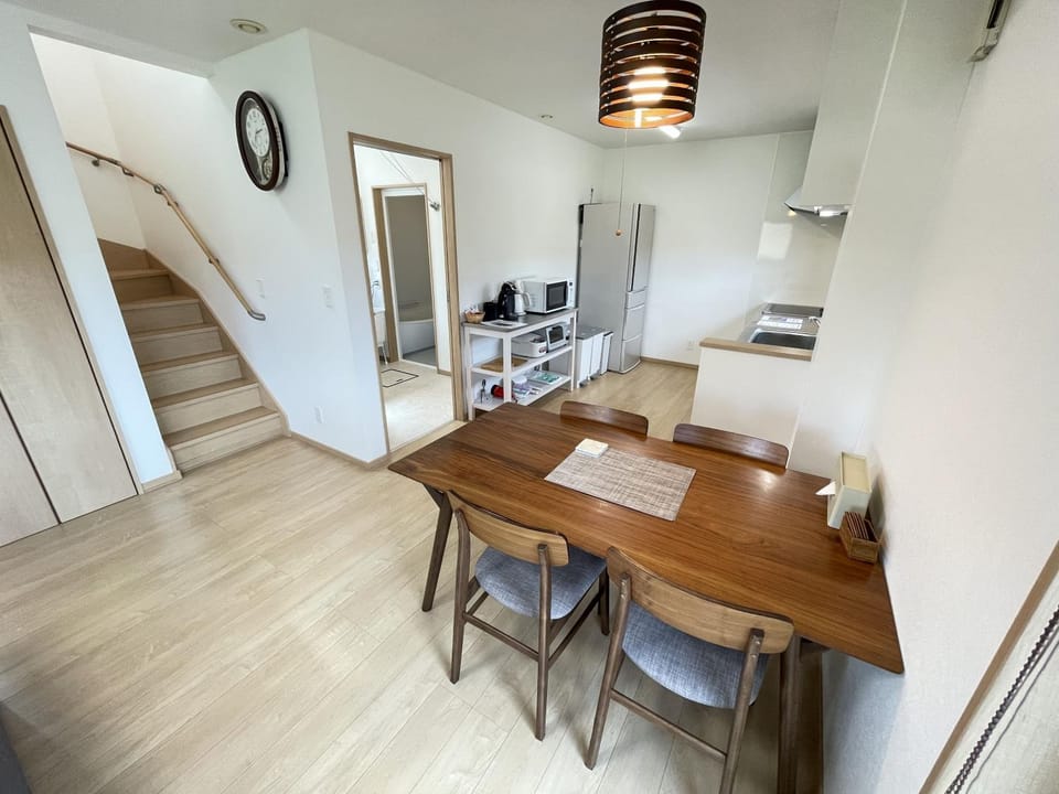 Kitchen or kitchenette, Living room, Seating area, Dining area
