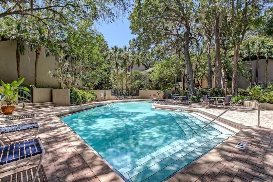 Patio, Day, Swimming pool, sunbed