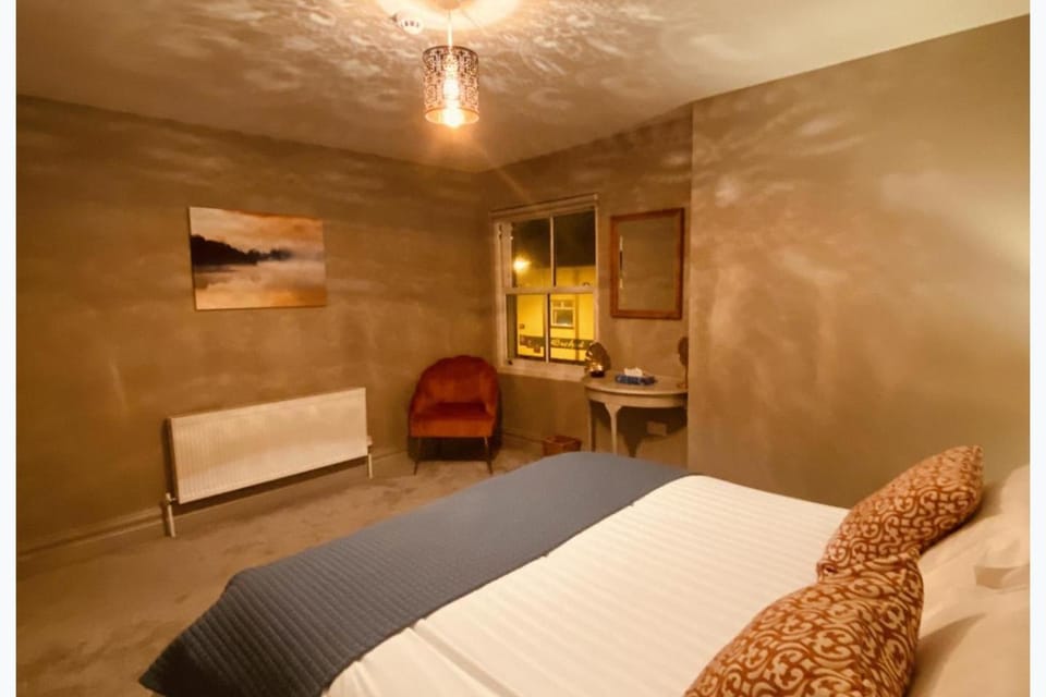 Bed, Photo of the whole room, Seating area, Bedroom