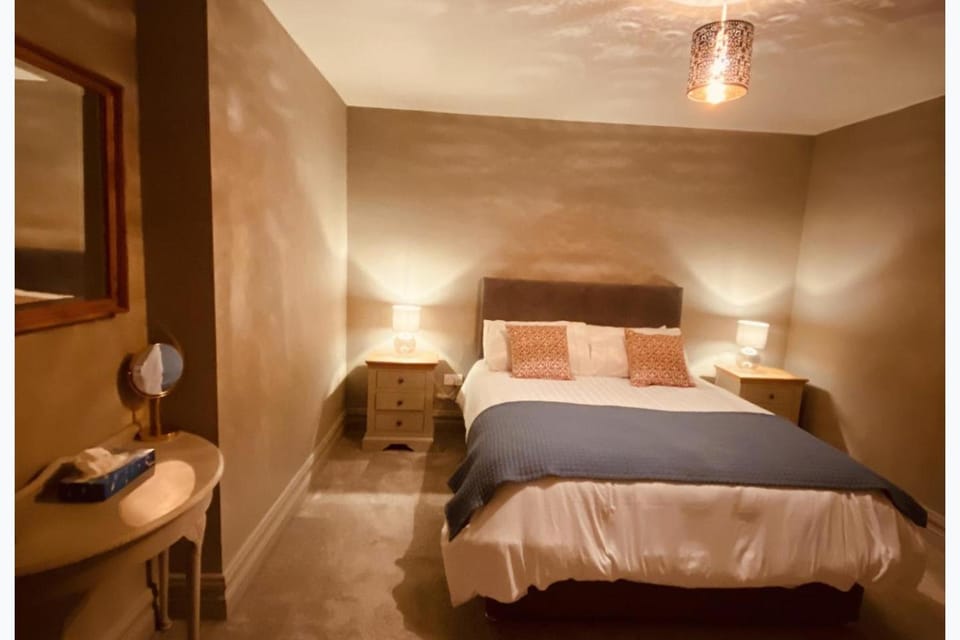 Bed, Photo of the whole room, Seating area, Bedroom