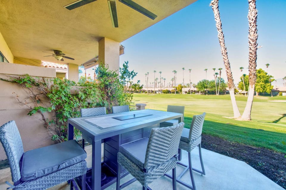 V3955- Upscale Haven House in Palm Desert