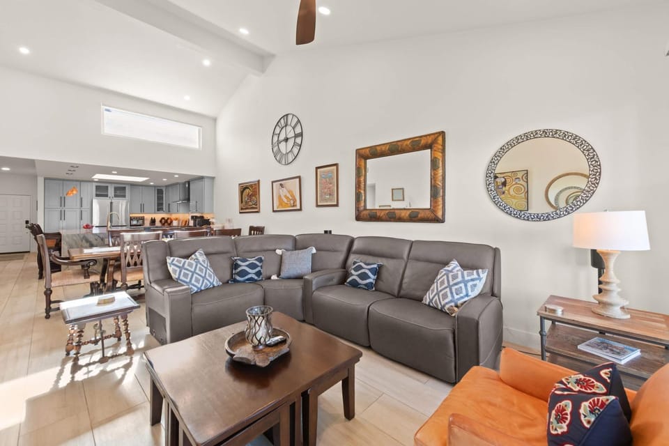 V3955- Upscale Haven House in Palm Desert