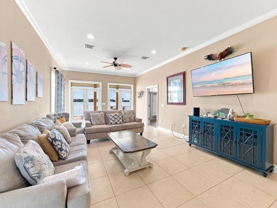 Eagles Nest Sleeps 10 Bay Views Pet-Friendly Country House in West Beach