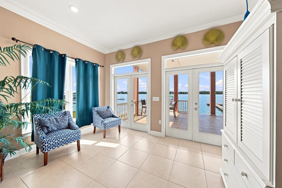 Krusty Krab Sleeps 10 Bay Views Pet-Friendly House in West Beach