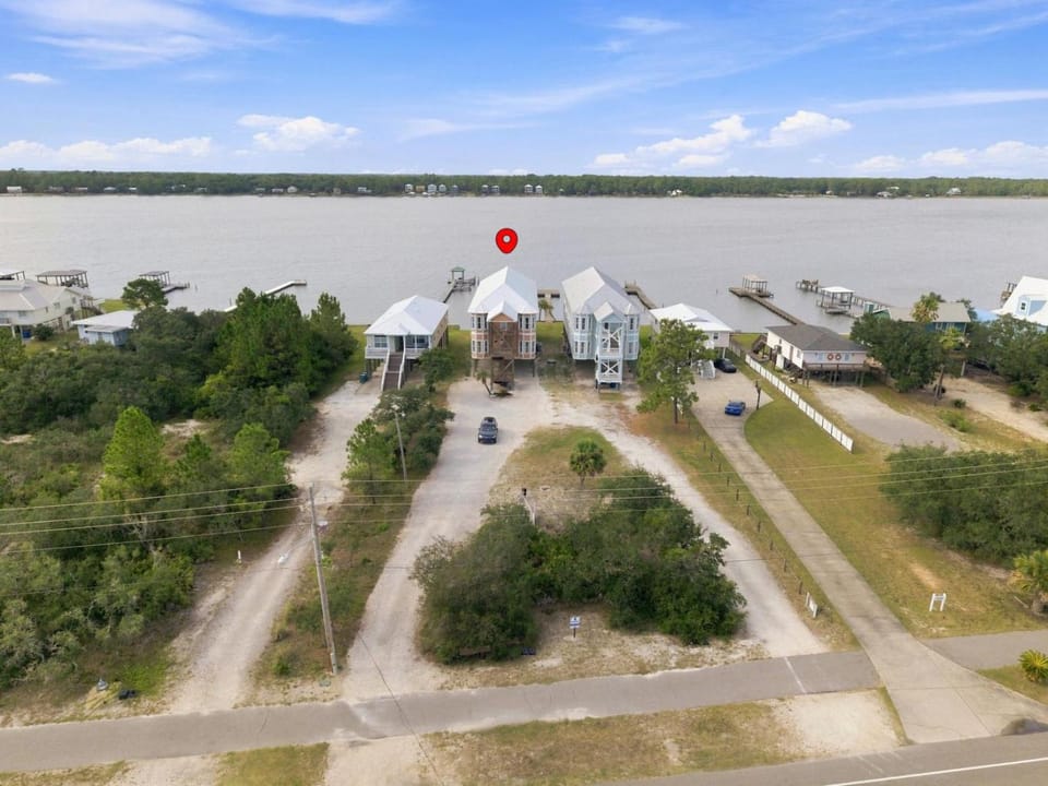Krusty Krab Sleeps 10 Bay Views Pet-Friendly House in West Beach