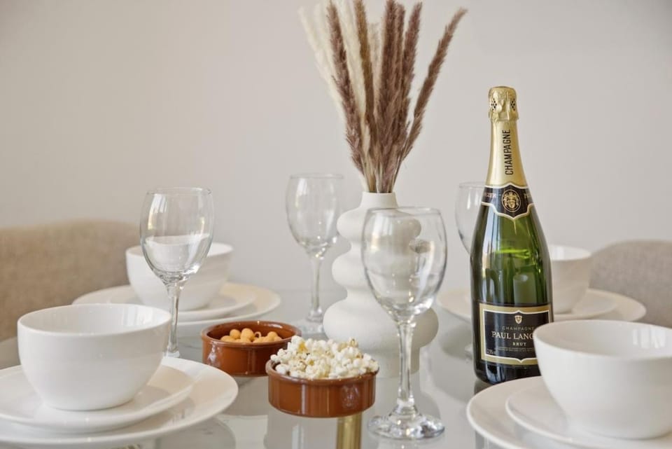 Food and drinks, Seating area, Food, Drinks