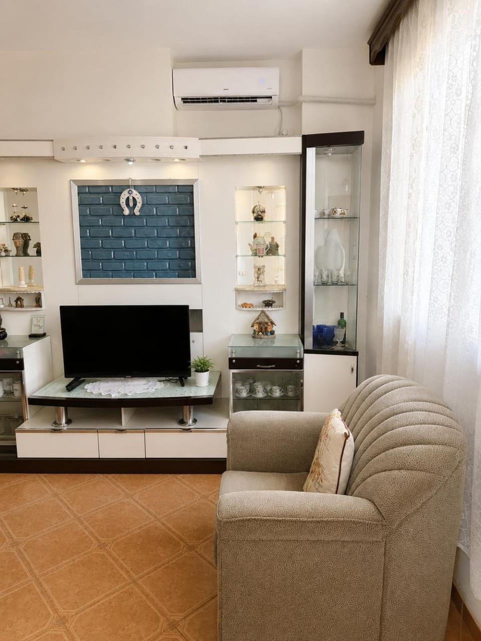 Communal lounge/ TV room, TV and multimedia, Living room, Seating area, air conditioner