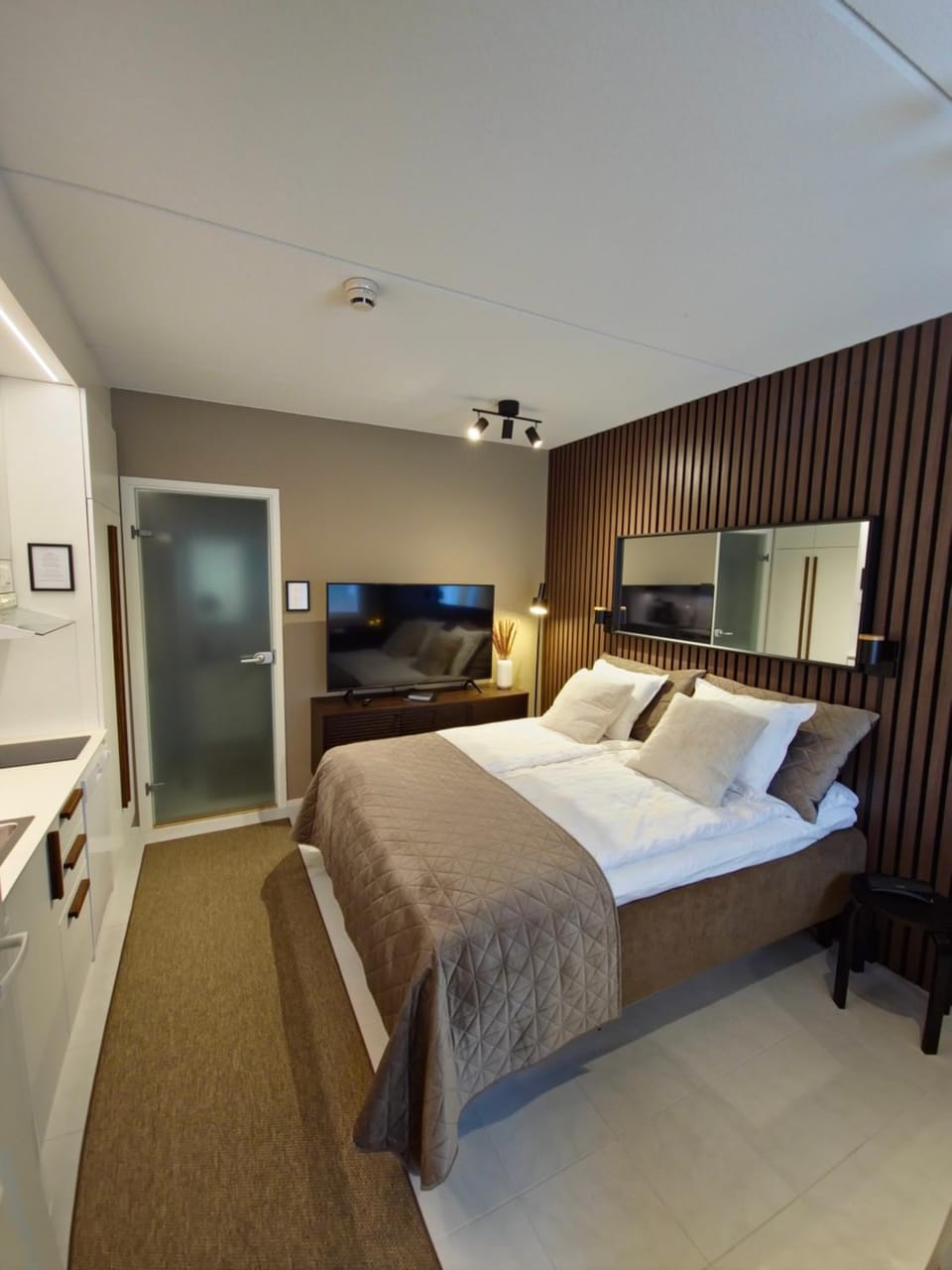 Bed, TV and multimedia, Photo of the whole room