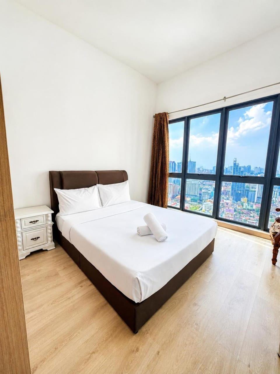 Bed, Bedroom, towels