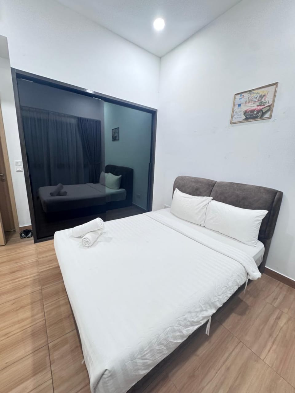 Seating area, Bedroom, towels