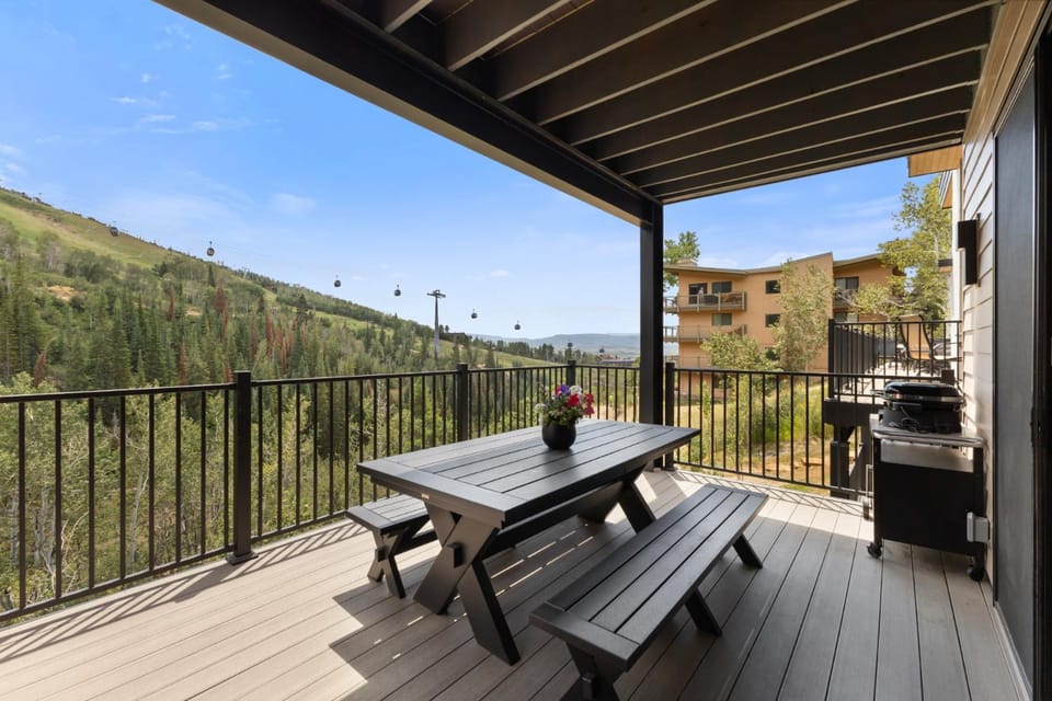 Ski In Ski Out, Panoramic Slope Views, Pool, Hot Tub, Sauna, Shuttle Service Apartment in Steamboat Springs