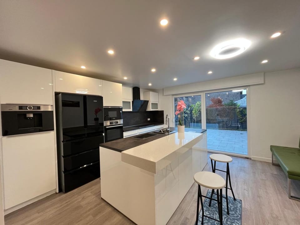 Kitchen or kitchenette, Dining area, dishwasher, minibar, oven, stove