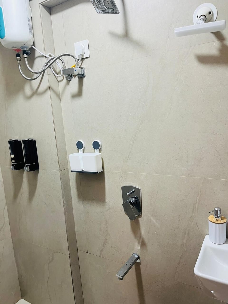 Radiator Springs 60 10 mins Dr from Thane Station Apartment in Thane