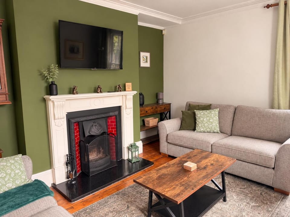 Communal lounge/ TV room, TV and multimedia, Living room, Seating area