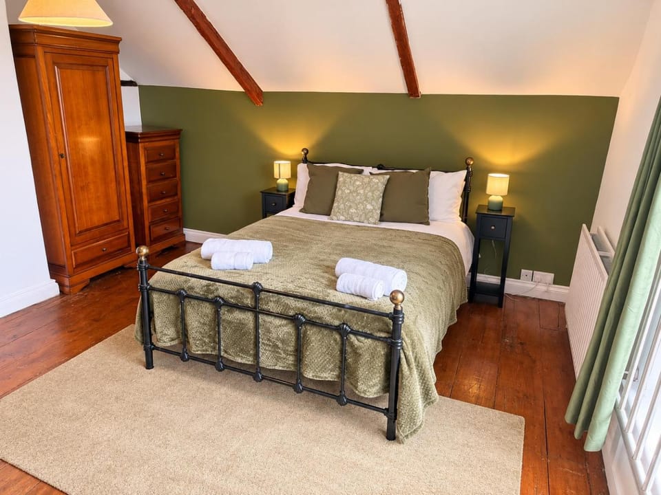 Bed, Photo of the whole room, Bedroom, wardrobe