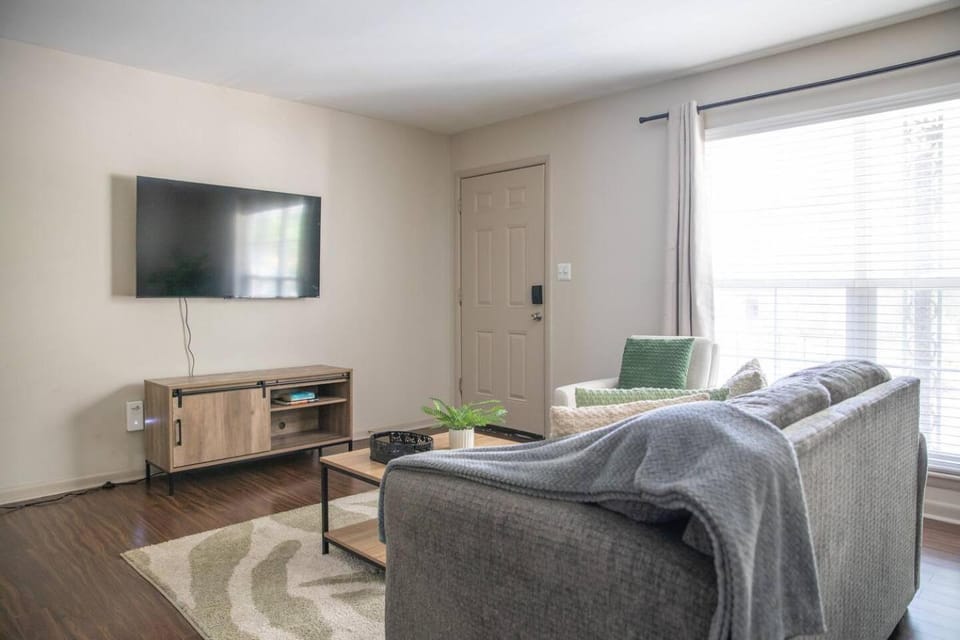 Quiet & Cozy Walk to UAB + Free Parking Apartment in Vestavia Hills