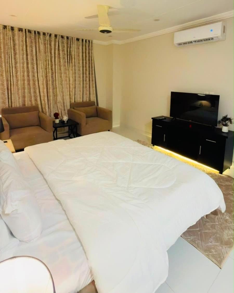 The Luxe Den 1 BR Self CheckInn TopCity 1 Near Airport Apartment in Islamabad