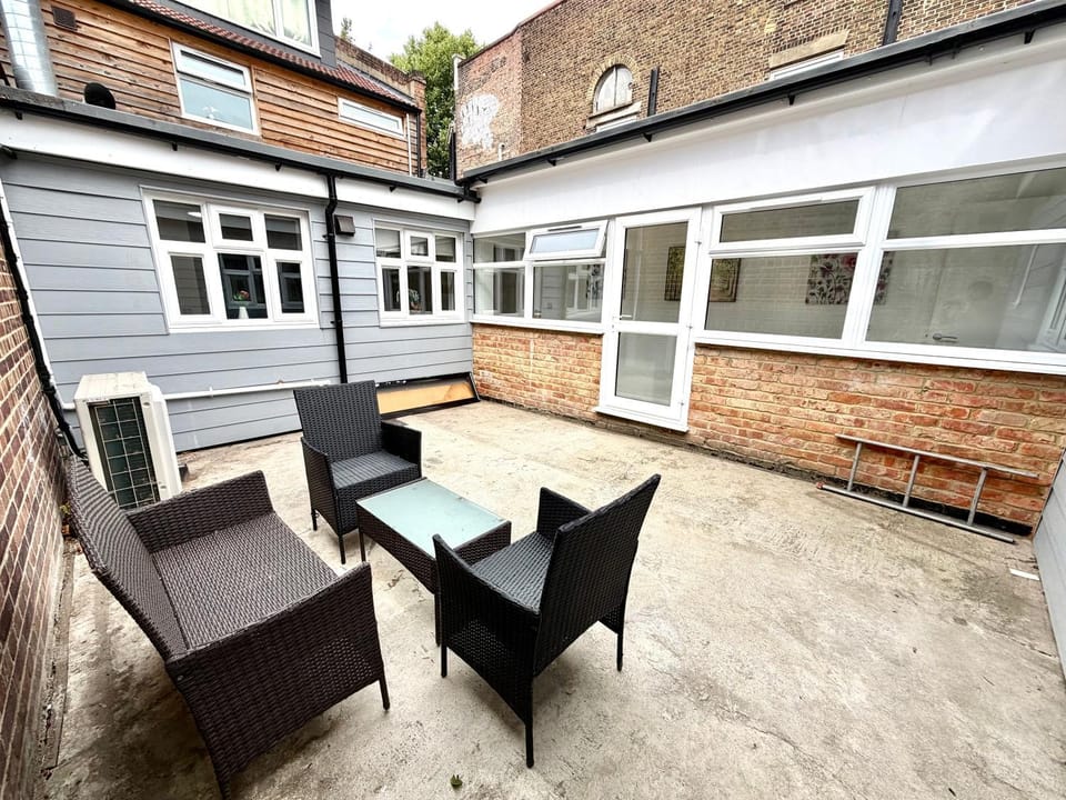 Property building, Patio, Day, Balcony/Terrace, Seating area, Dining area