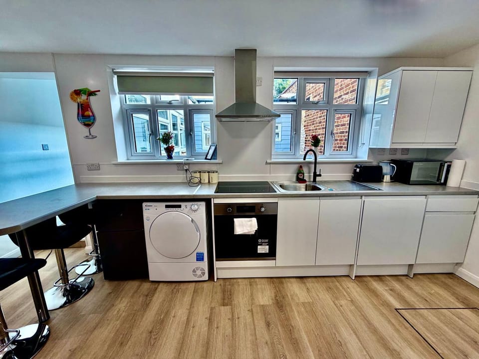 Communal lounge/ TV room, Coffee/tea facilities, Kitchen or kitchenette, Dining area, Dinner, microwave, oven, stove, toaster, toaster, washing machine, washing machine, dryer