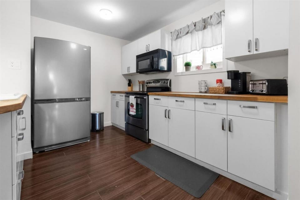 Luxury Guest Suite in the Heart of White Rock House in White Rock