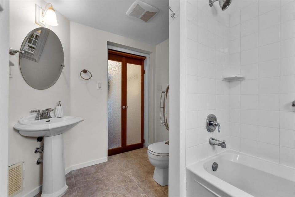 Luxury Guest Suite in the Heart of White Rock House in White Rock