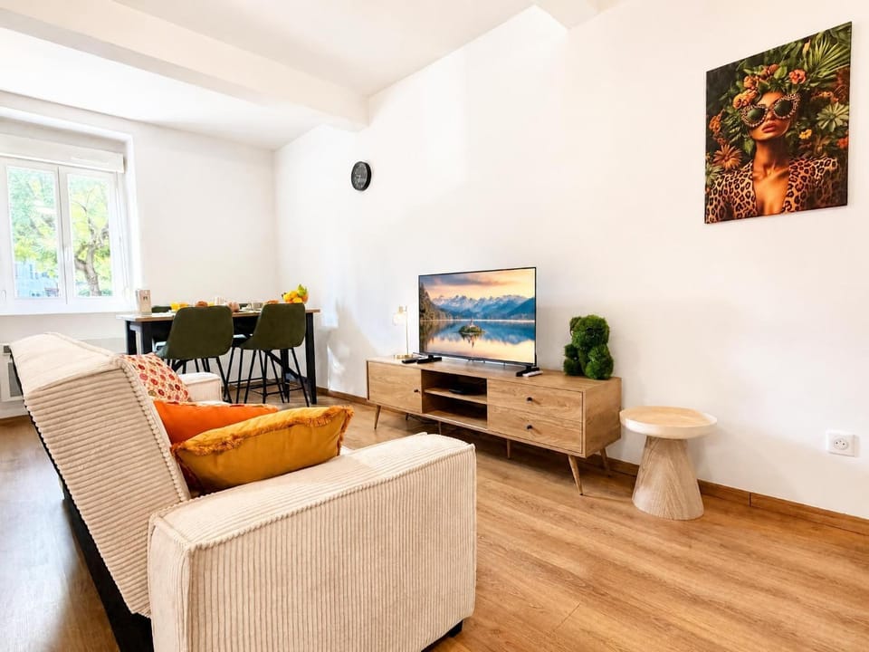 Day, TV and multimedia, Living room, Seating area, Dining area, heating, internet