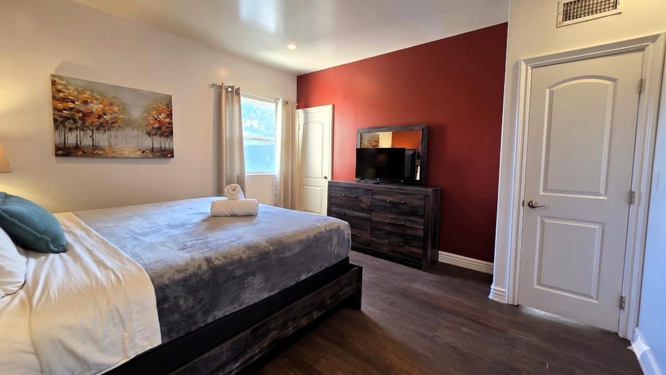 Bed, TV and multimedia, Photo of the whole room, Bedroom, wardrobe, air conditioner