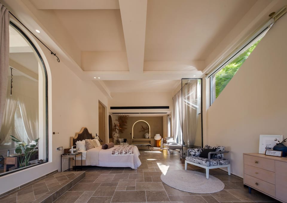 Photo of the whole room, Bedroom